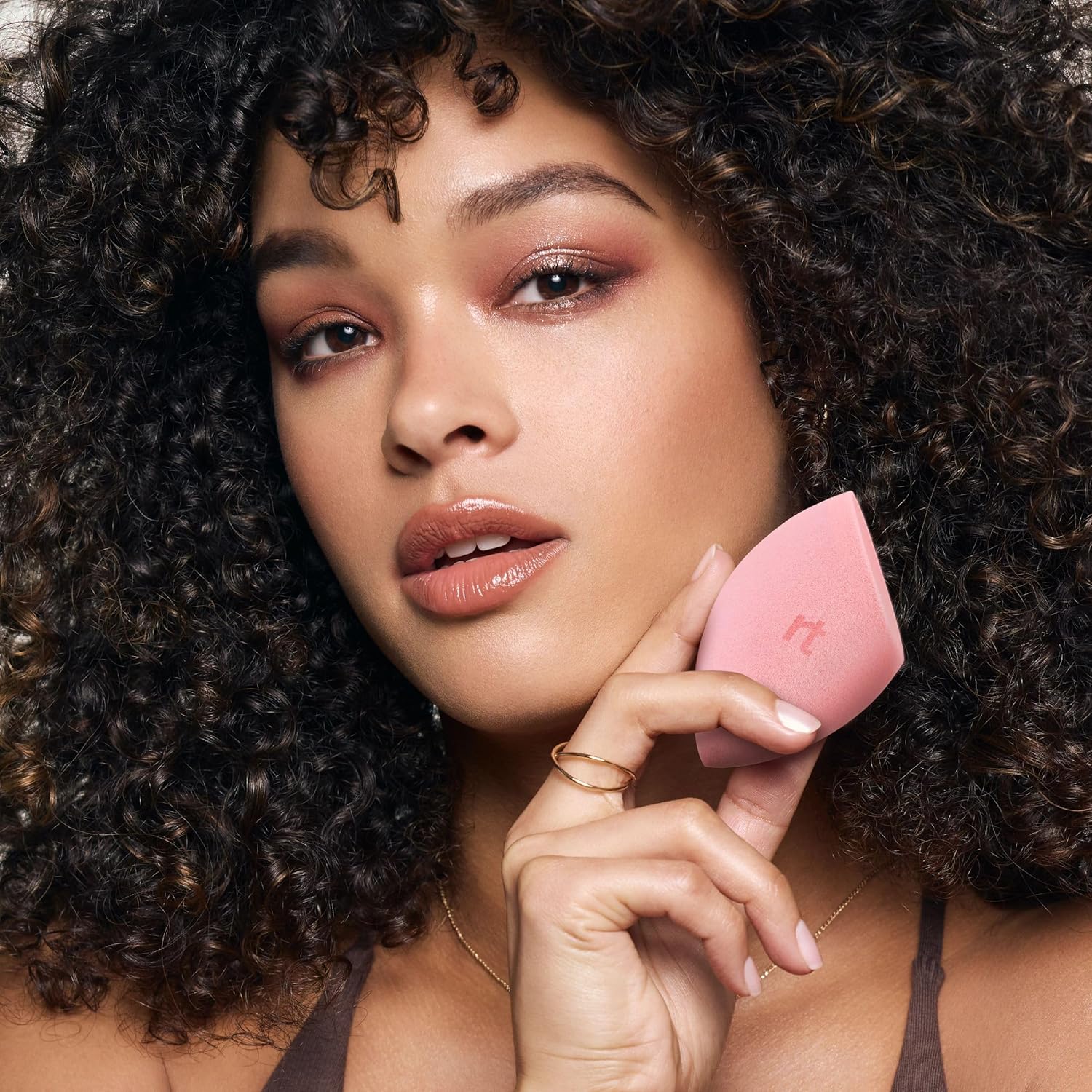 Real Techniques Miracle Powder Sponge, Makeup Blending Sponge For Powder Products, Set Makeup For Natural Finish & Cloud Skin, Buildable Coverage, Velvet Material, Latex-Free Foam, 1 Count - Image 6